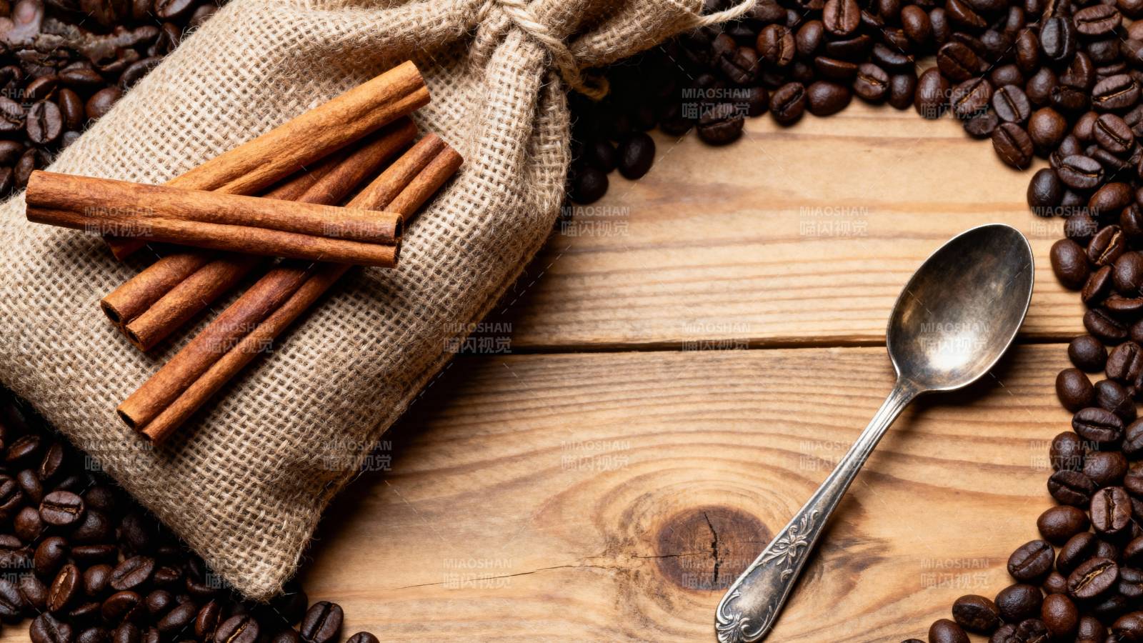 咖啡豆与肉桂香图片