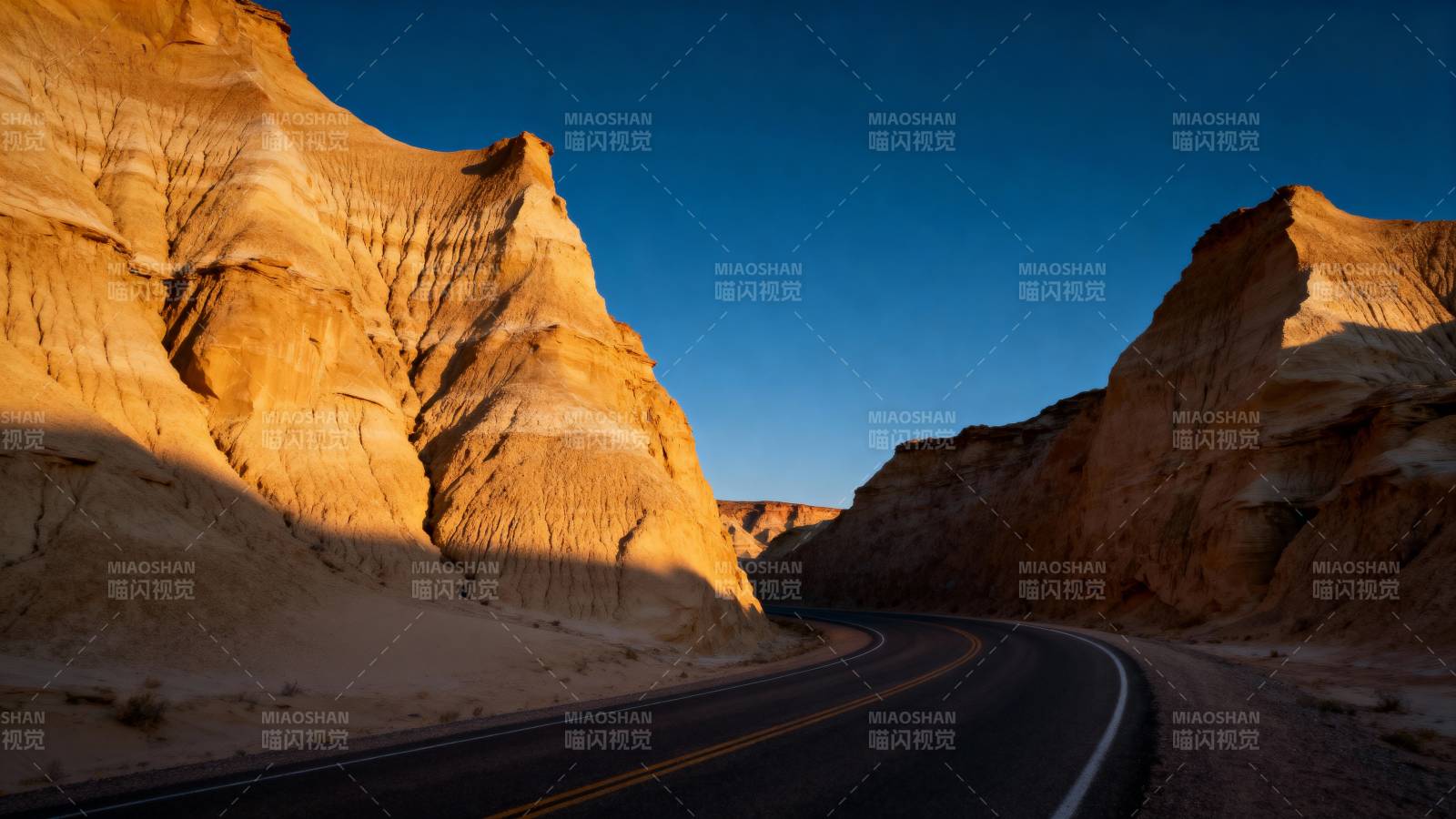 沙漠公路奇景图片