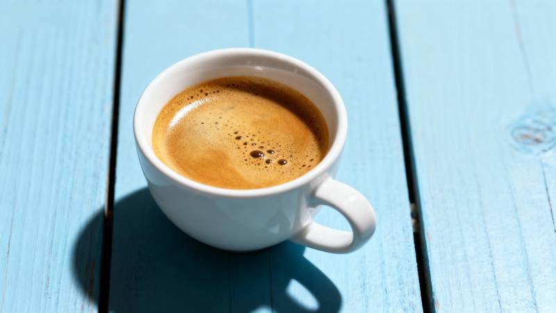 蓝木桌上的咖啡杯图片