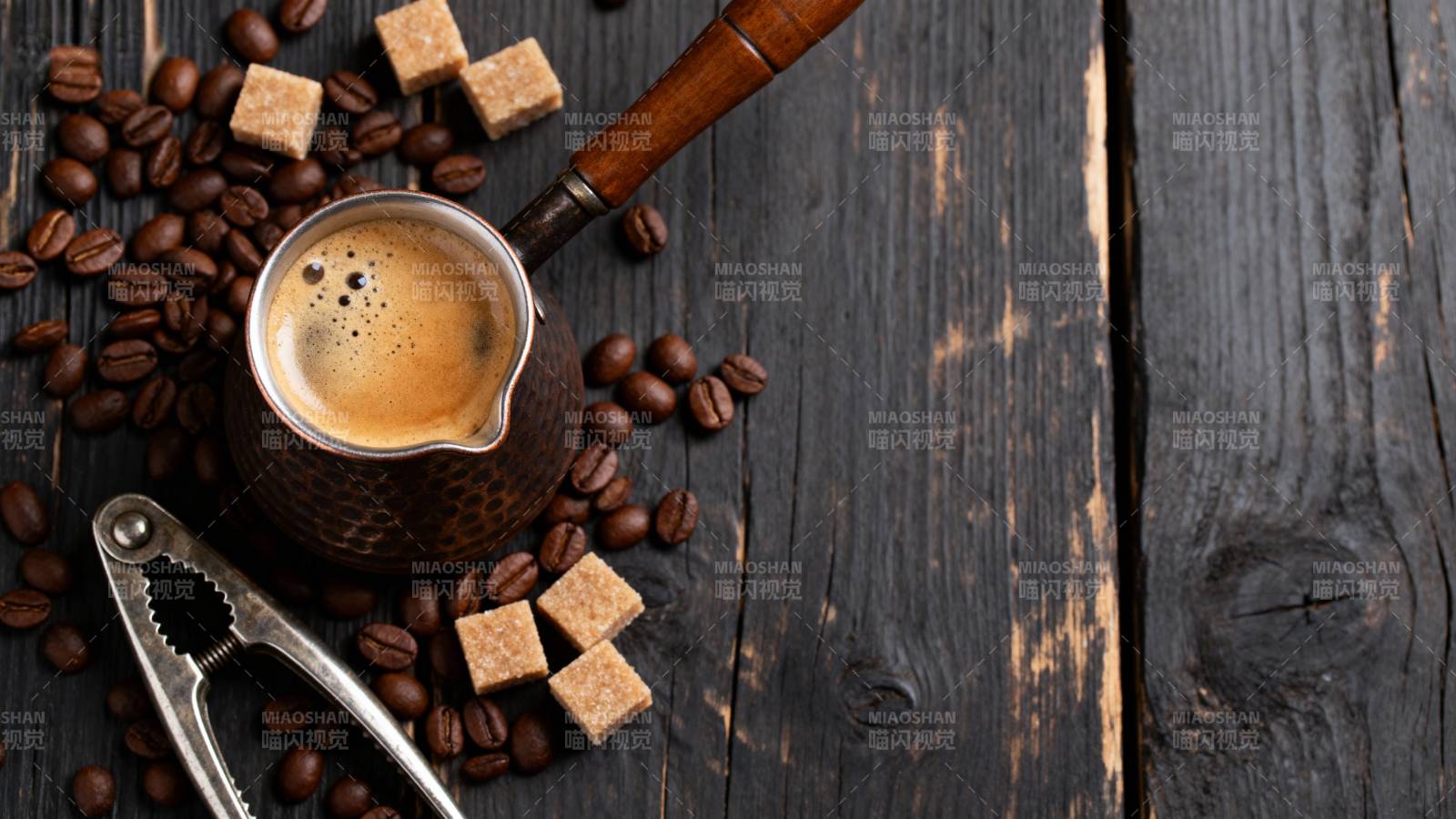 咖啡与糖块的静谧时光图片