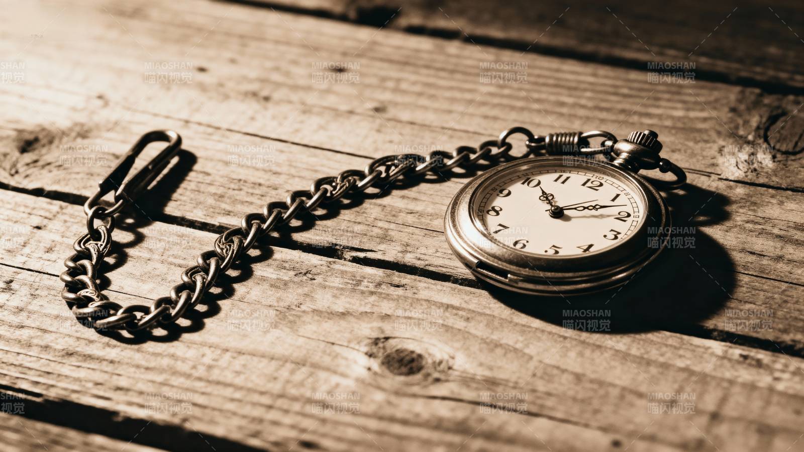 怀表静置于木桌图片
