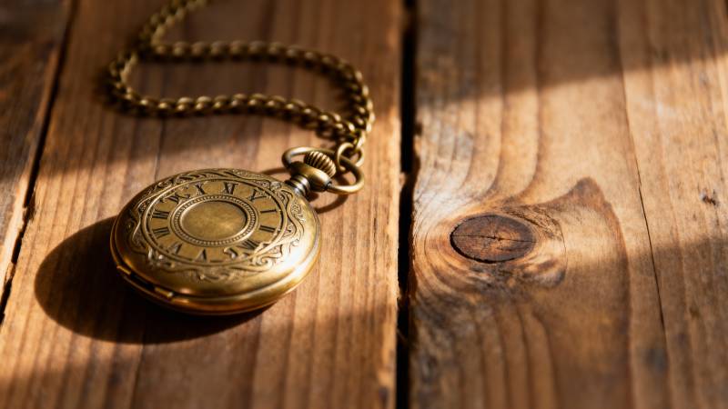 古董怀表静置木桌图片