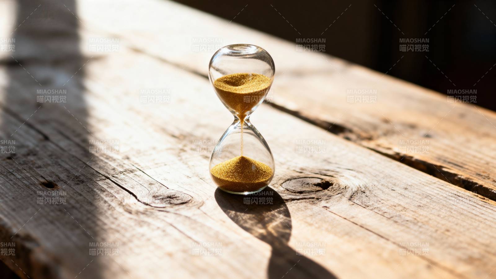 沙漏静置木桌图片