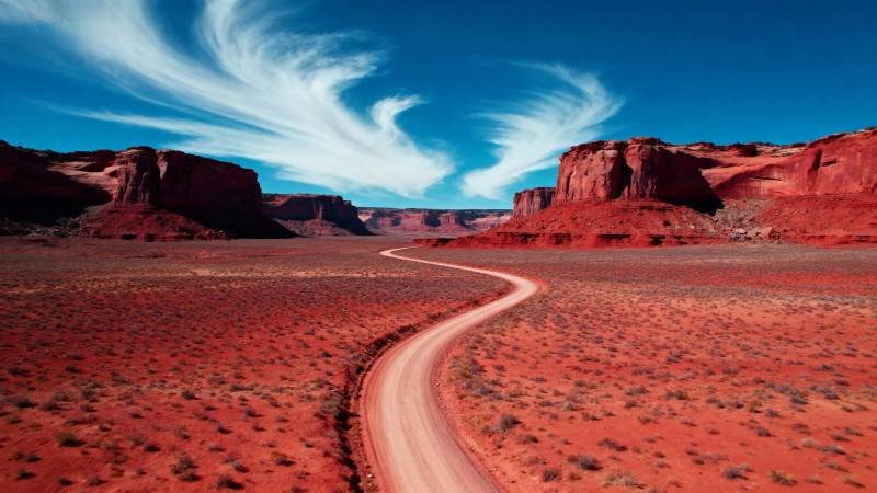 红土荒漠蜿蜒路图片