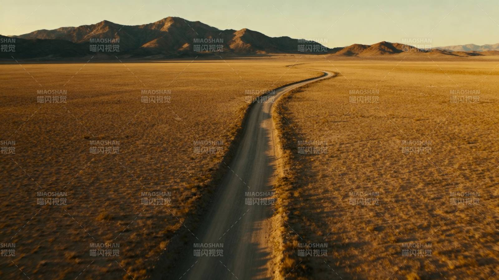 荒漠长路尽头山影图片