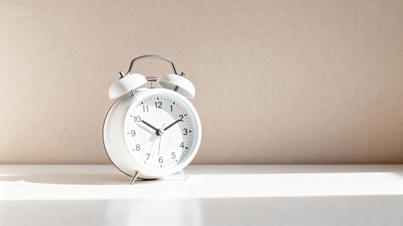 简约闹钟静置桌面图片