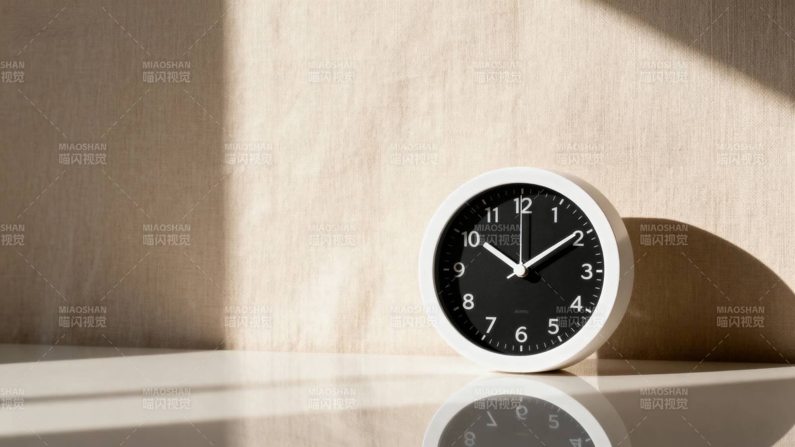 时光静好 钟表映影图片