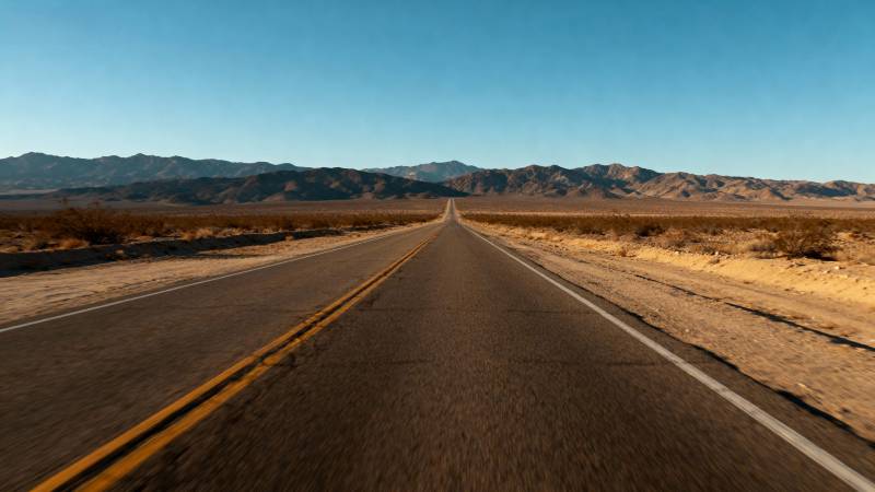 荒漠公路延伸远方图片