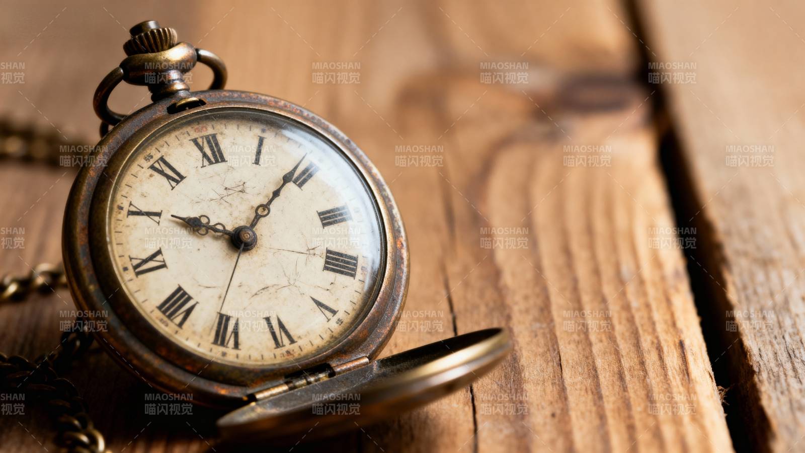 古董怀表静置木桌图片