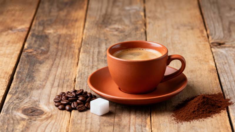 咖啡香浓 木桌相伴图片