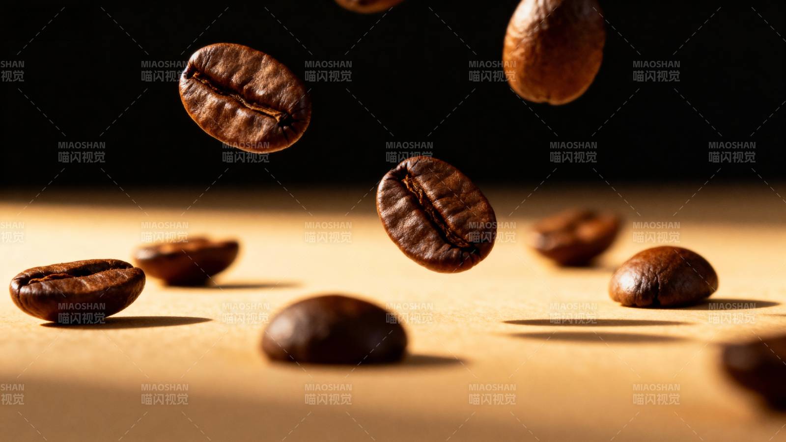 咖啡豆飞舞瞬间图片