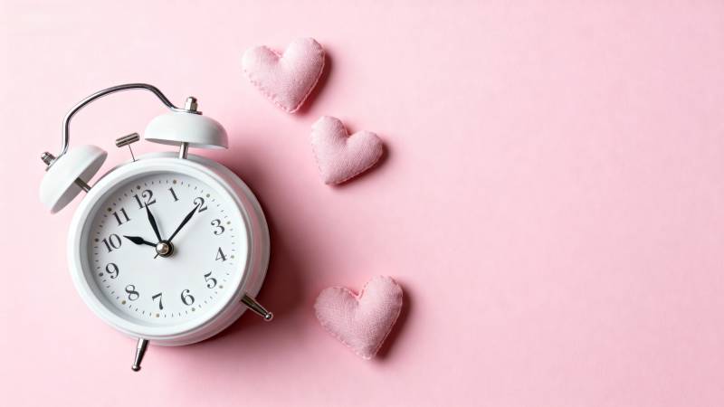 粉色心形与闹钟图片