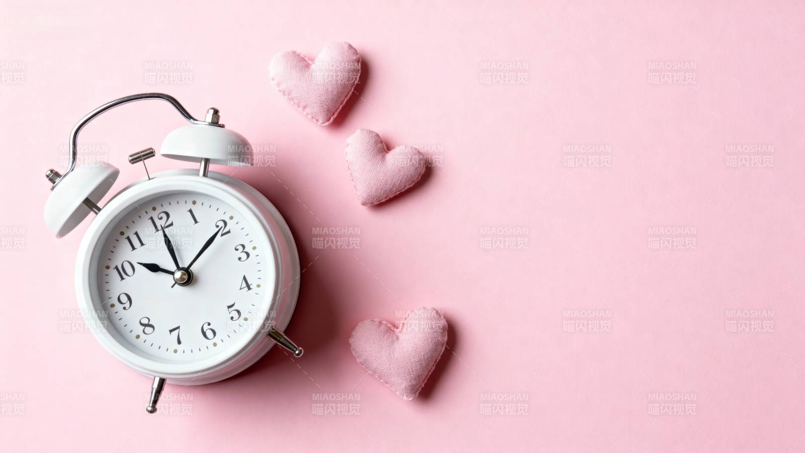 粉色心形与闹钟图片