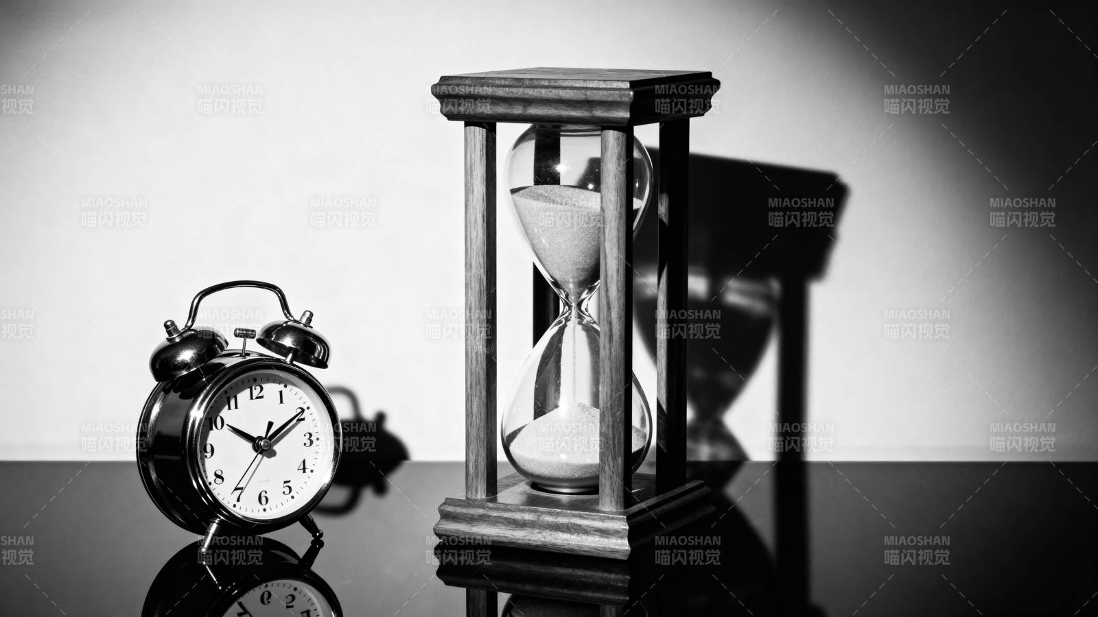 时光流转 钟表与沙漏图片