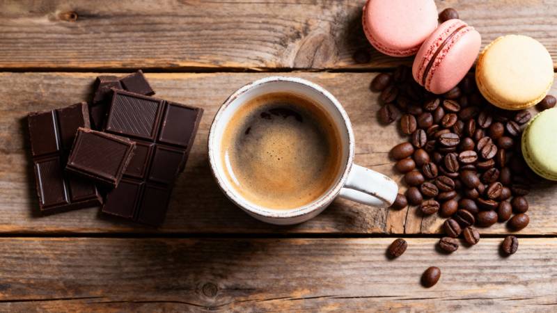 咖啡巧克力与马卡龙图片