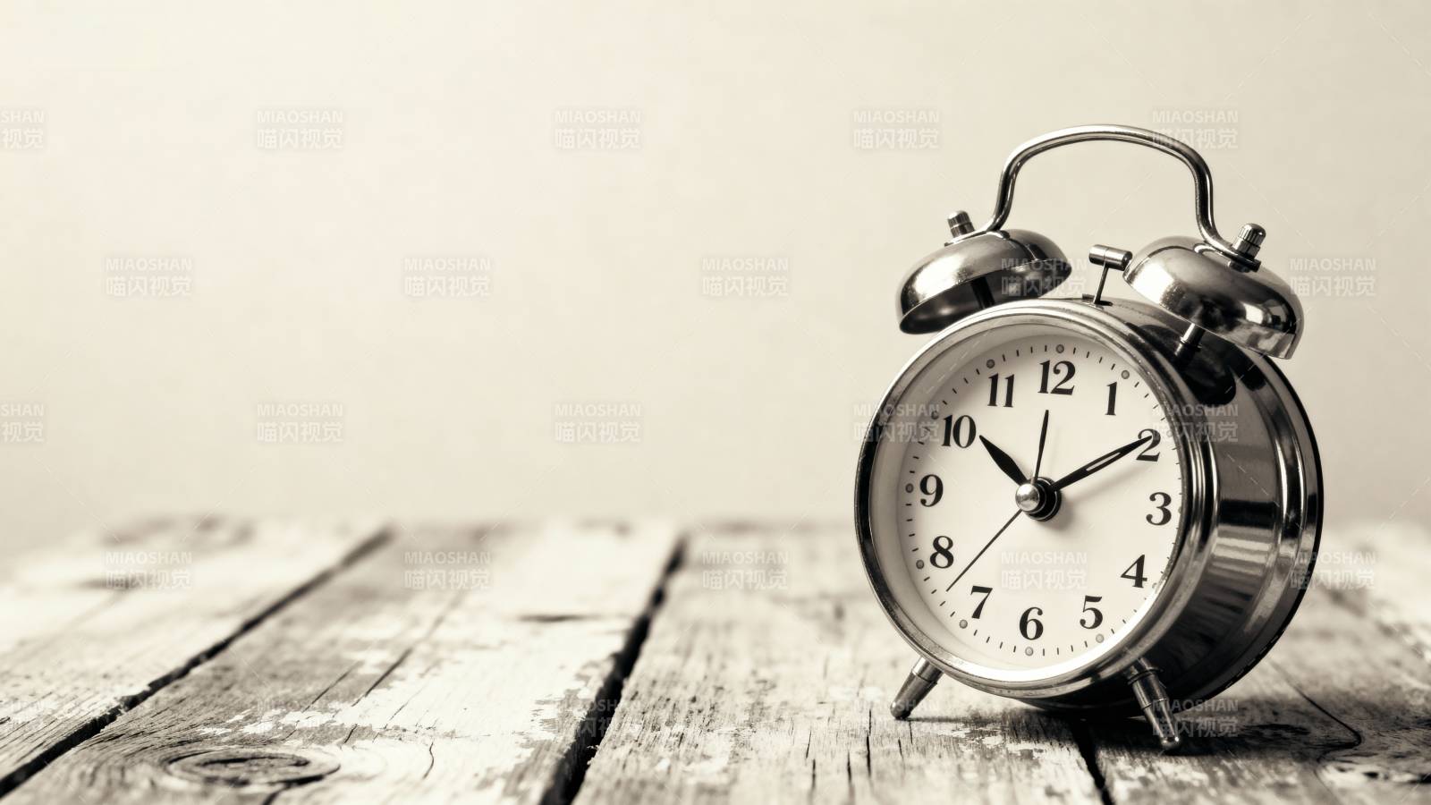 复古闹钟静置木桌图片