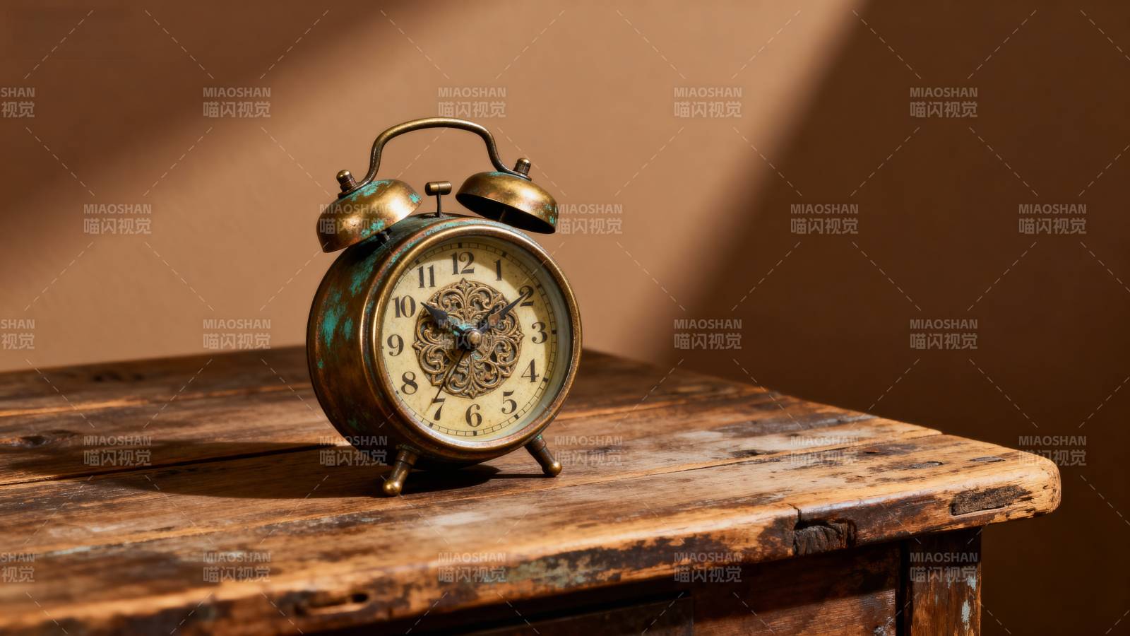 复古闹钟静置木桌图片