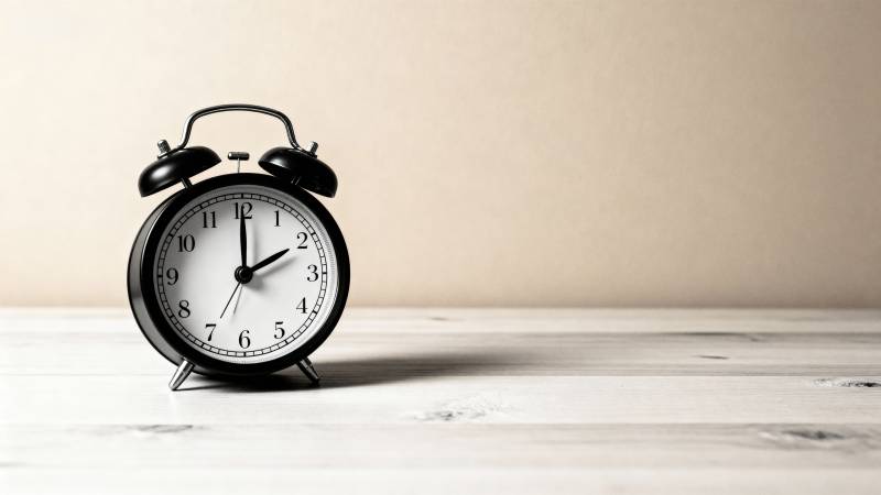 复古闹钟静置桌面图片