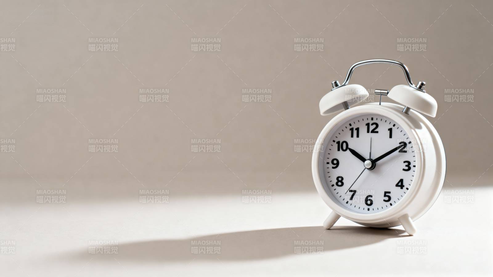 白色闹钟静置桌面图片