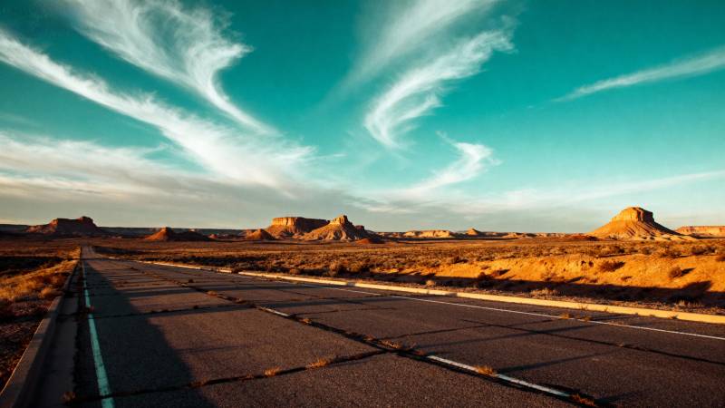 荒漠公路尽头的风景图片