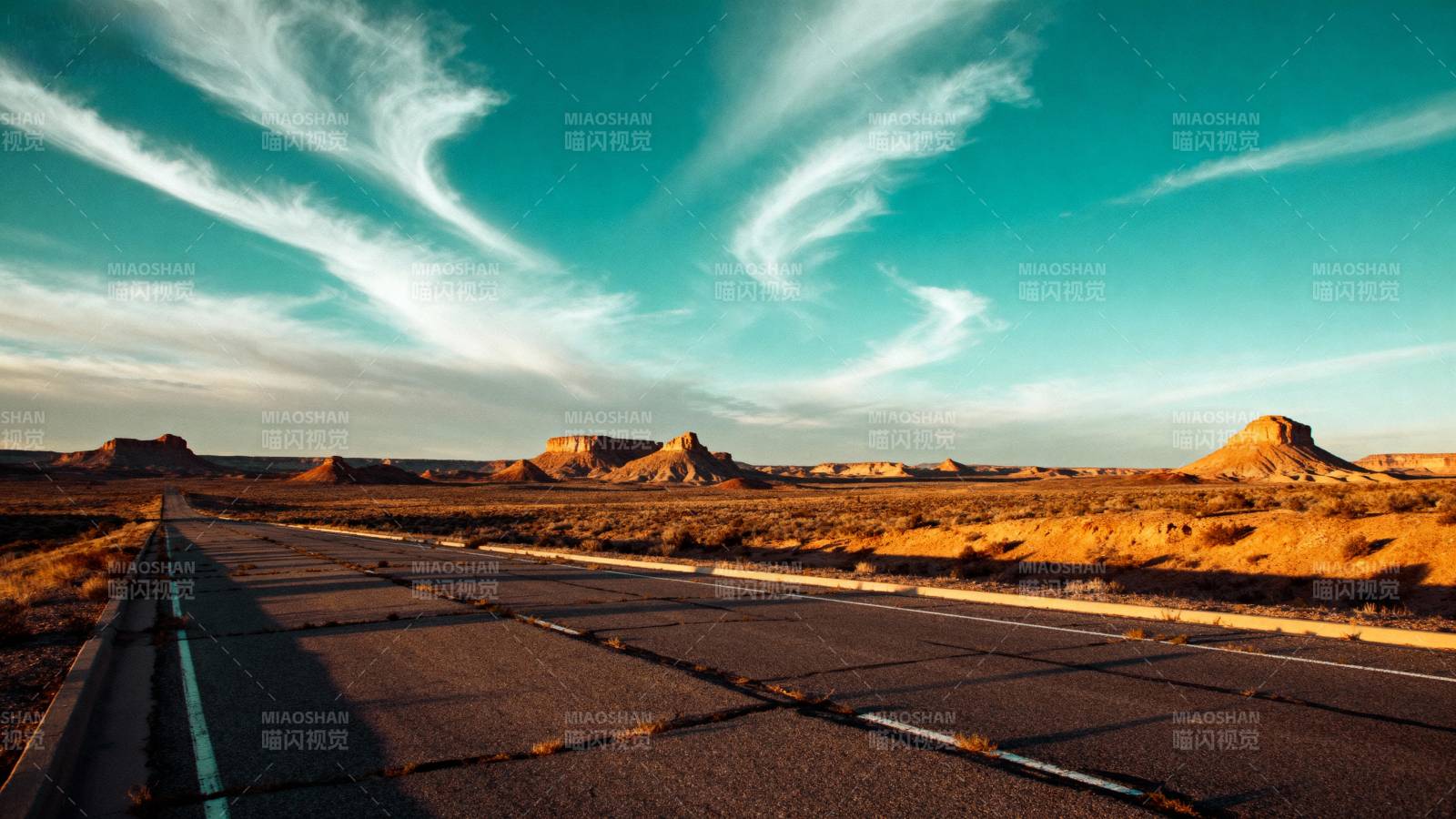 荒漠公路尽头的风景图片