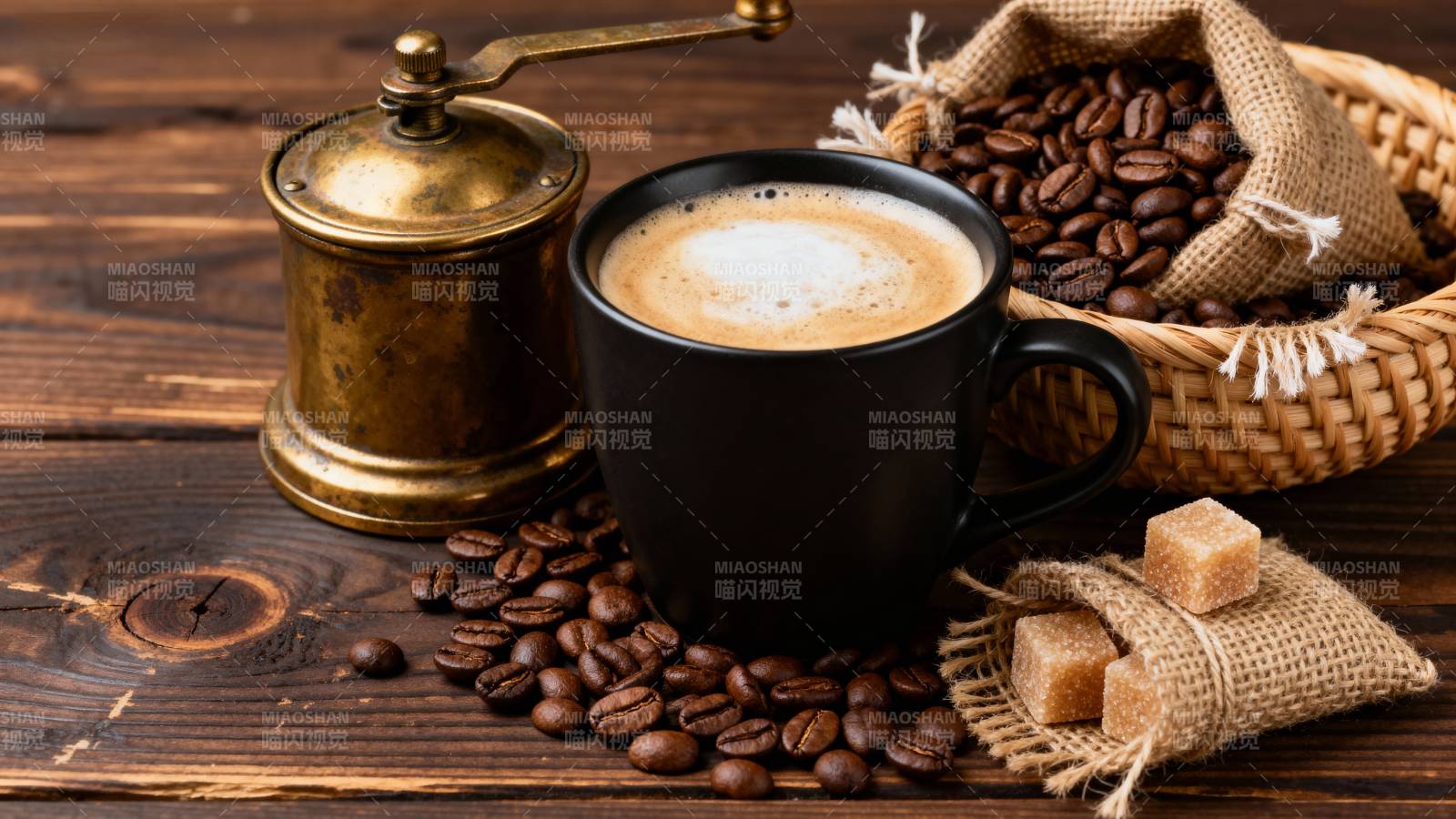 咖啡香浓 豆满桌图片