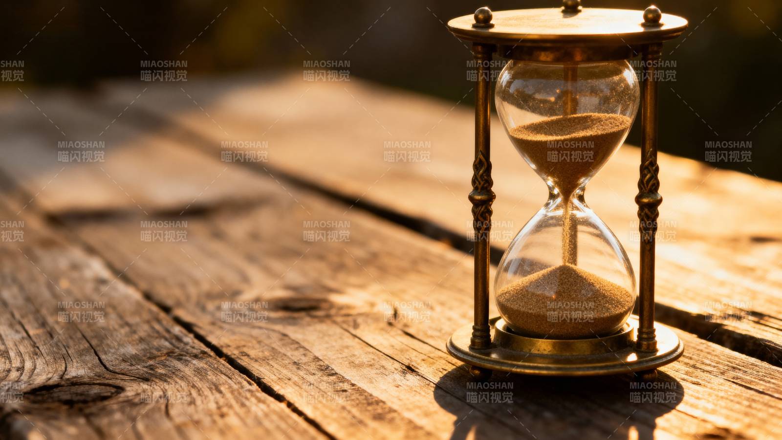 沙漏静置木桌图片