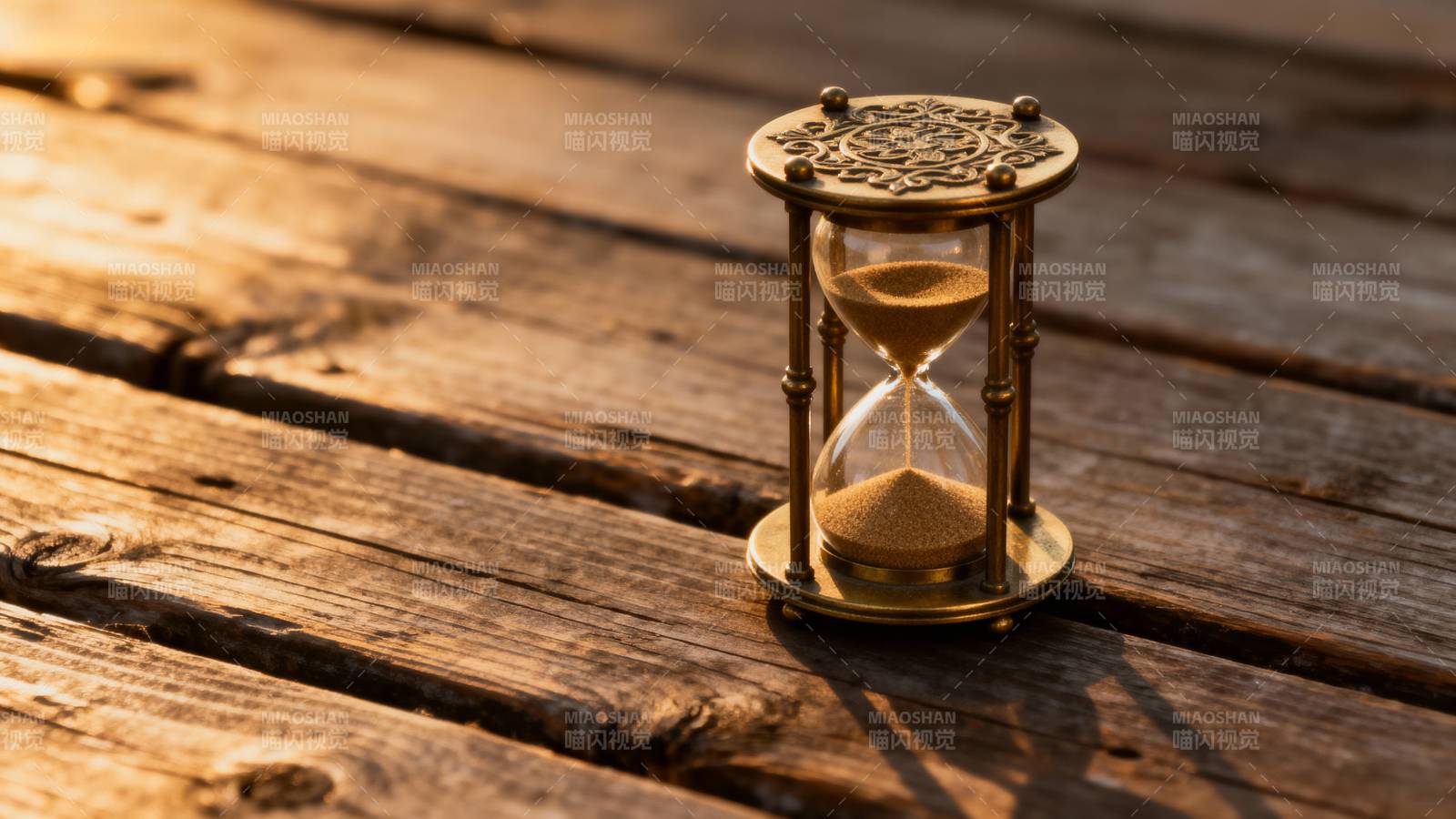 沙漏静置木桌图片