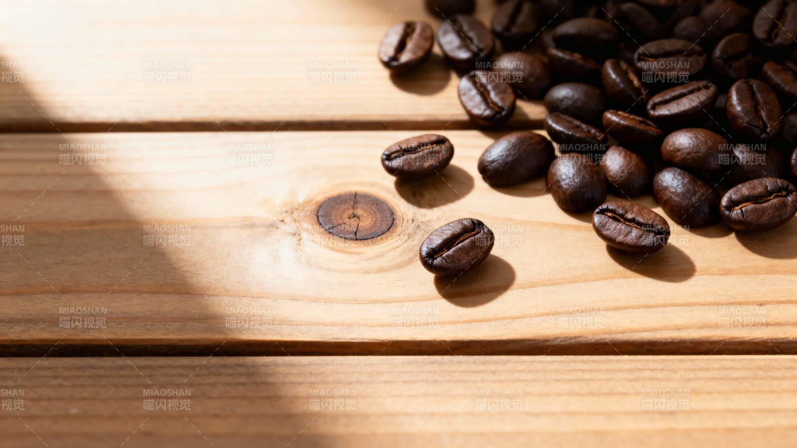 咖啡豆散落木桌图片