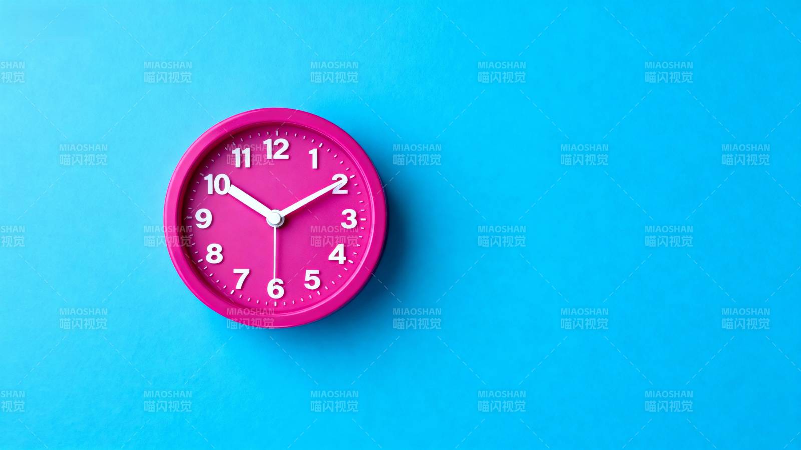 粉色钟表蓝色背景图片