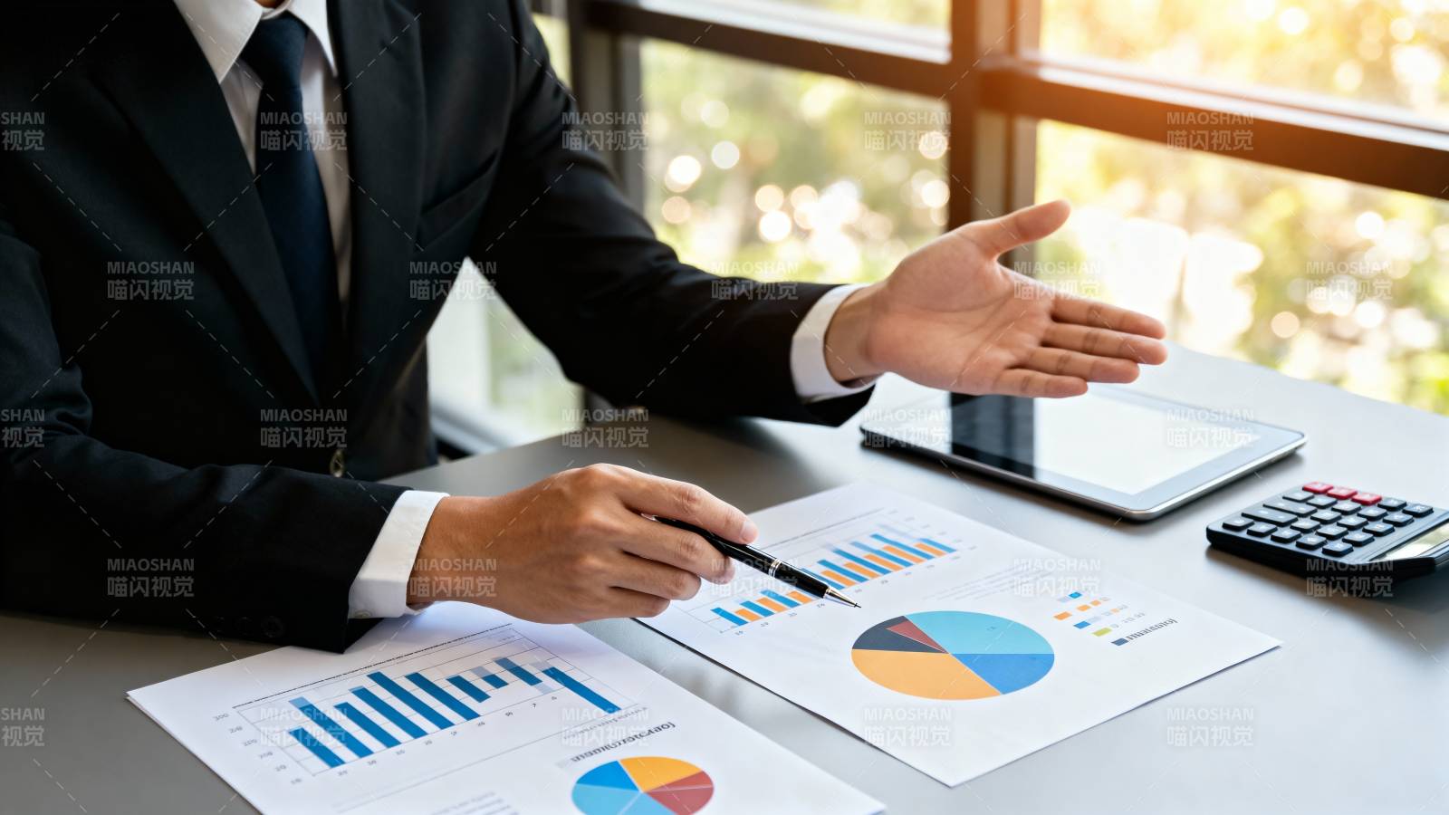 商务人士分析报表图片