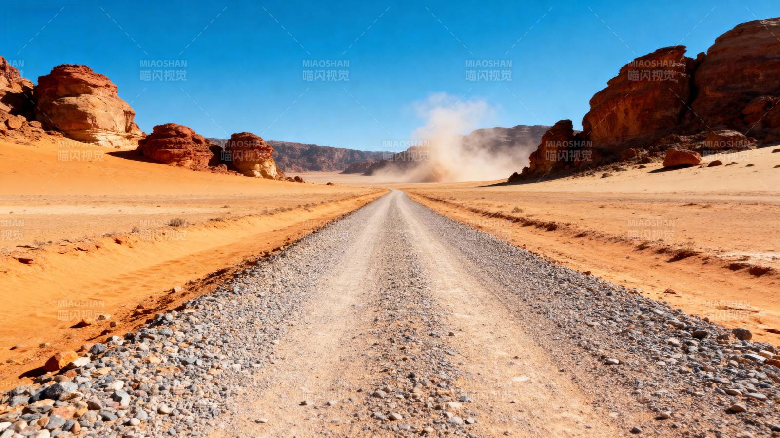 沙漠公路延伸远方图片