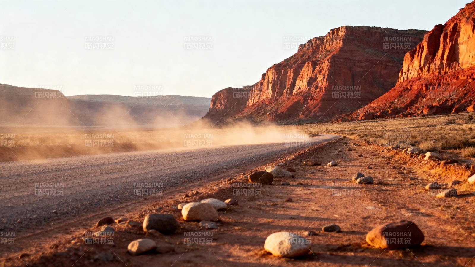 荒漠公路尘烟起图片