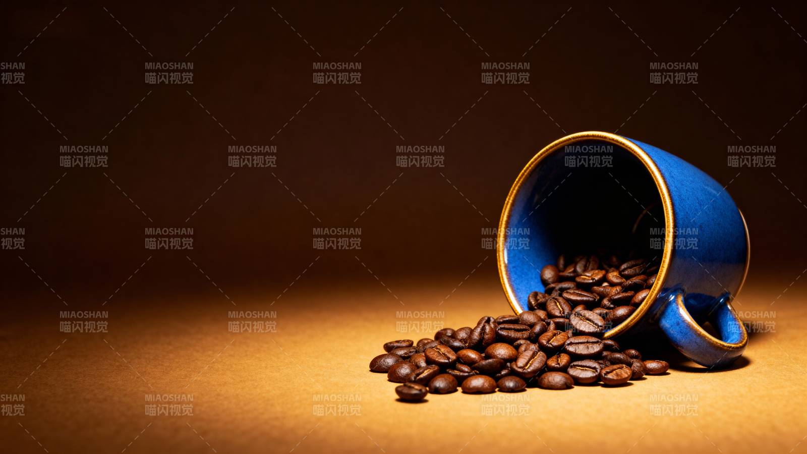 咖啡豆倾泻而出图片