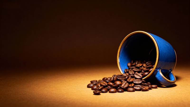 咖啡豆倾泻而出图片