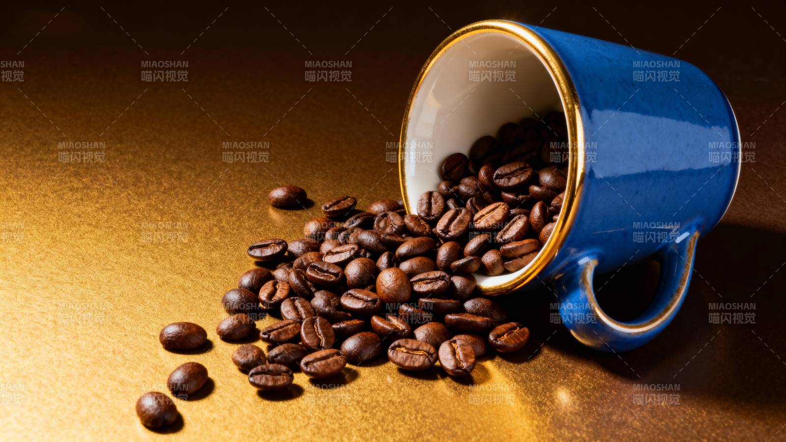 咖啡豆溢出蓝杯图片