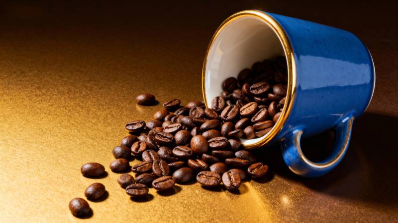 咖啡豆溢出蓝杯图片