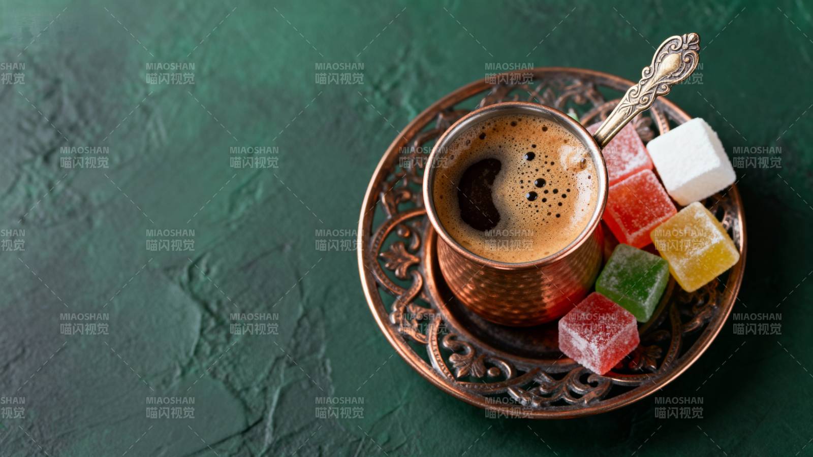 咖啡与糖果的静谧时光图片