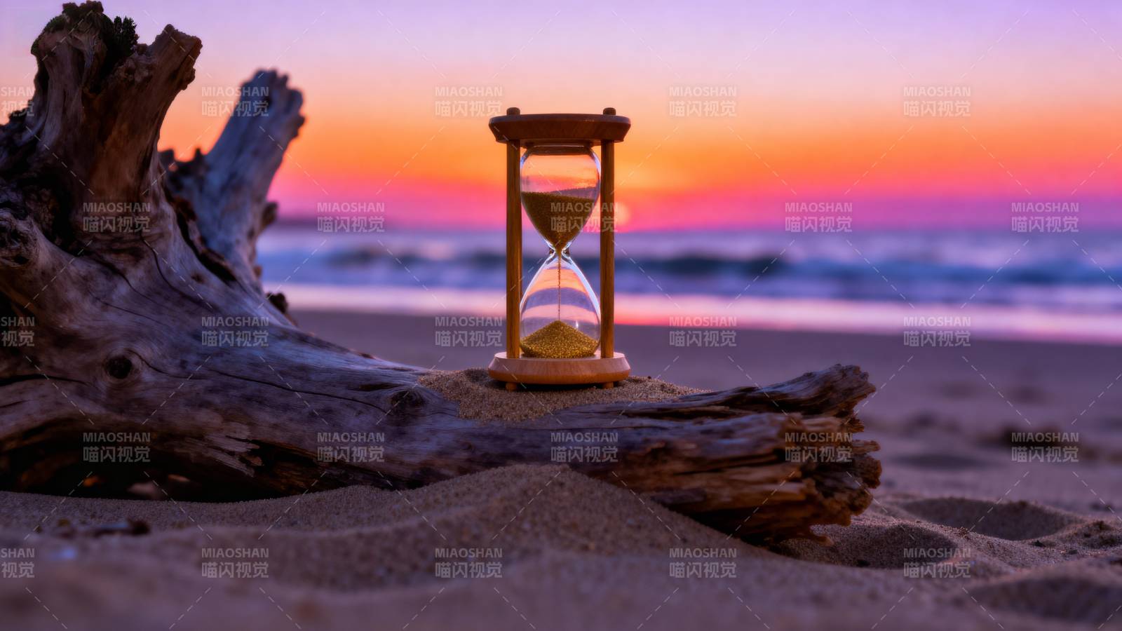 沙漏静立海滩日落图片