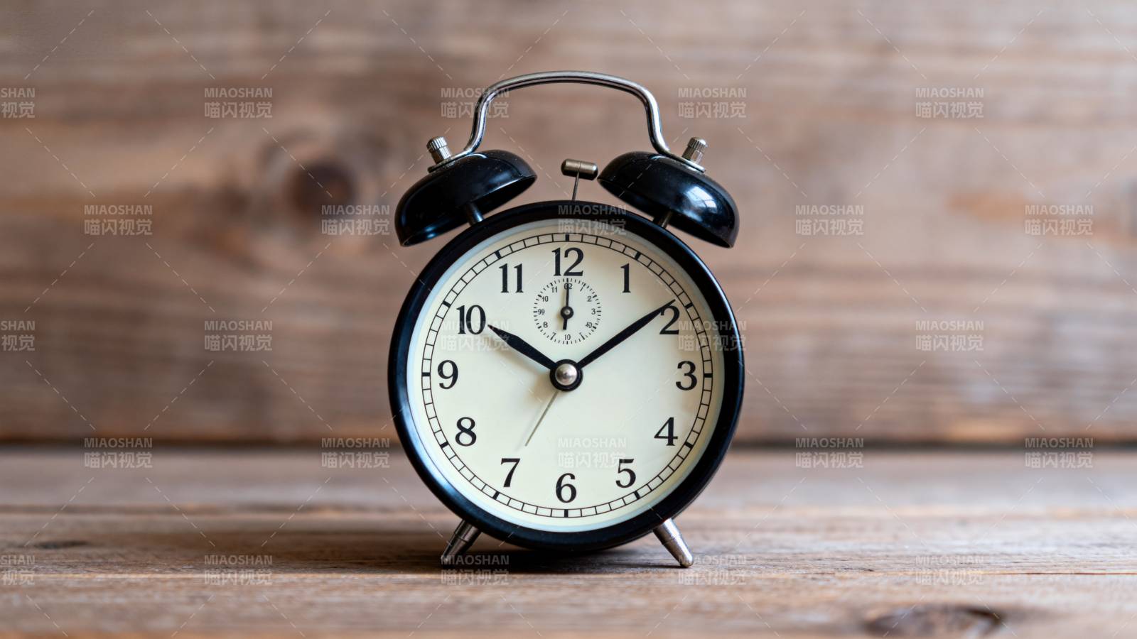 复古闹钟静置木桌图片
