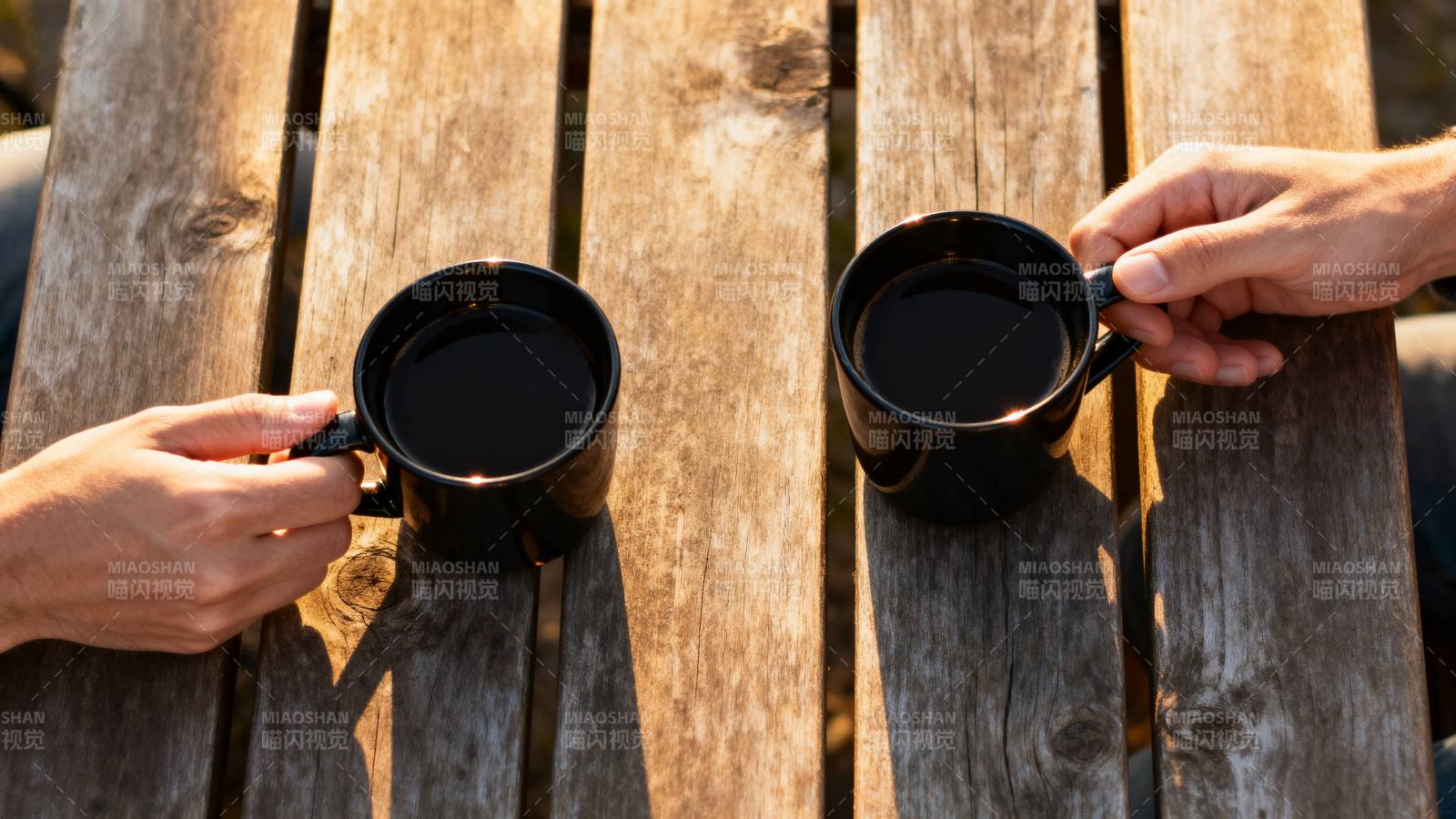 木桌上的咖啡时光图片