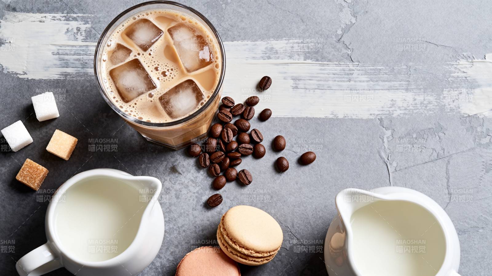 冰咖啡与甜点搭配图片