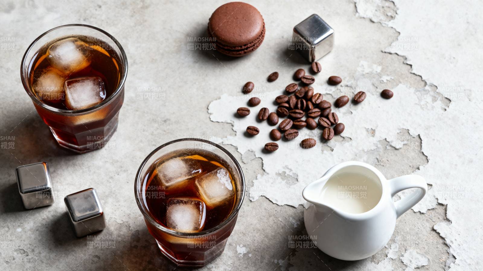冰咖啡与咖啡豆图片