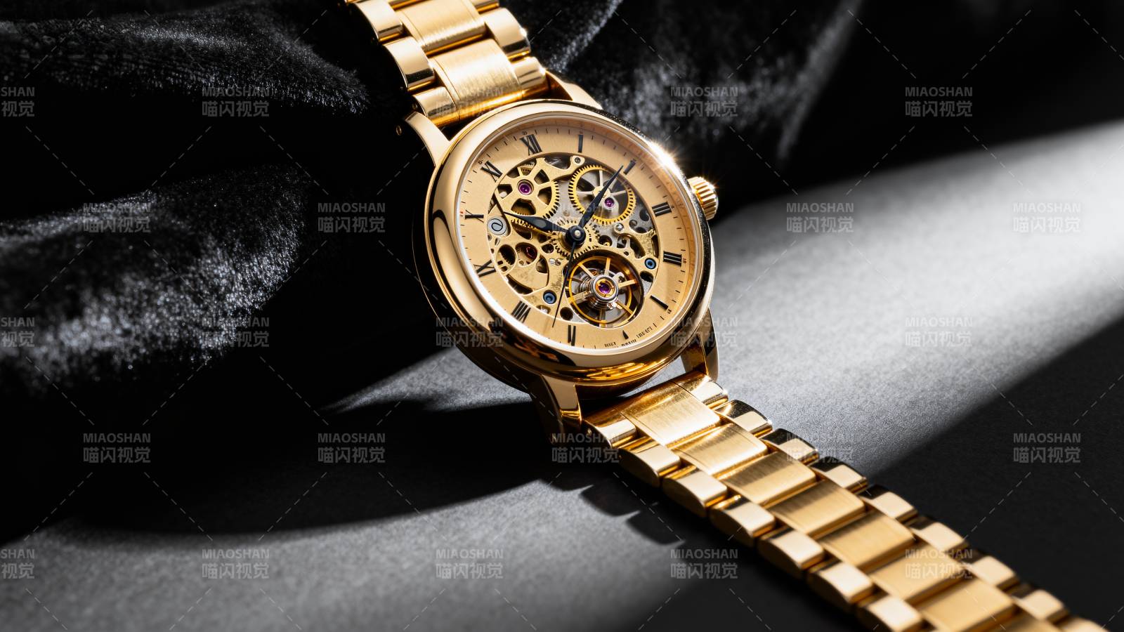金色机械腕表图片