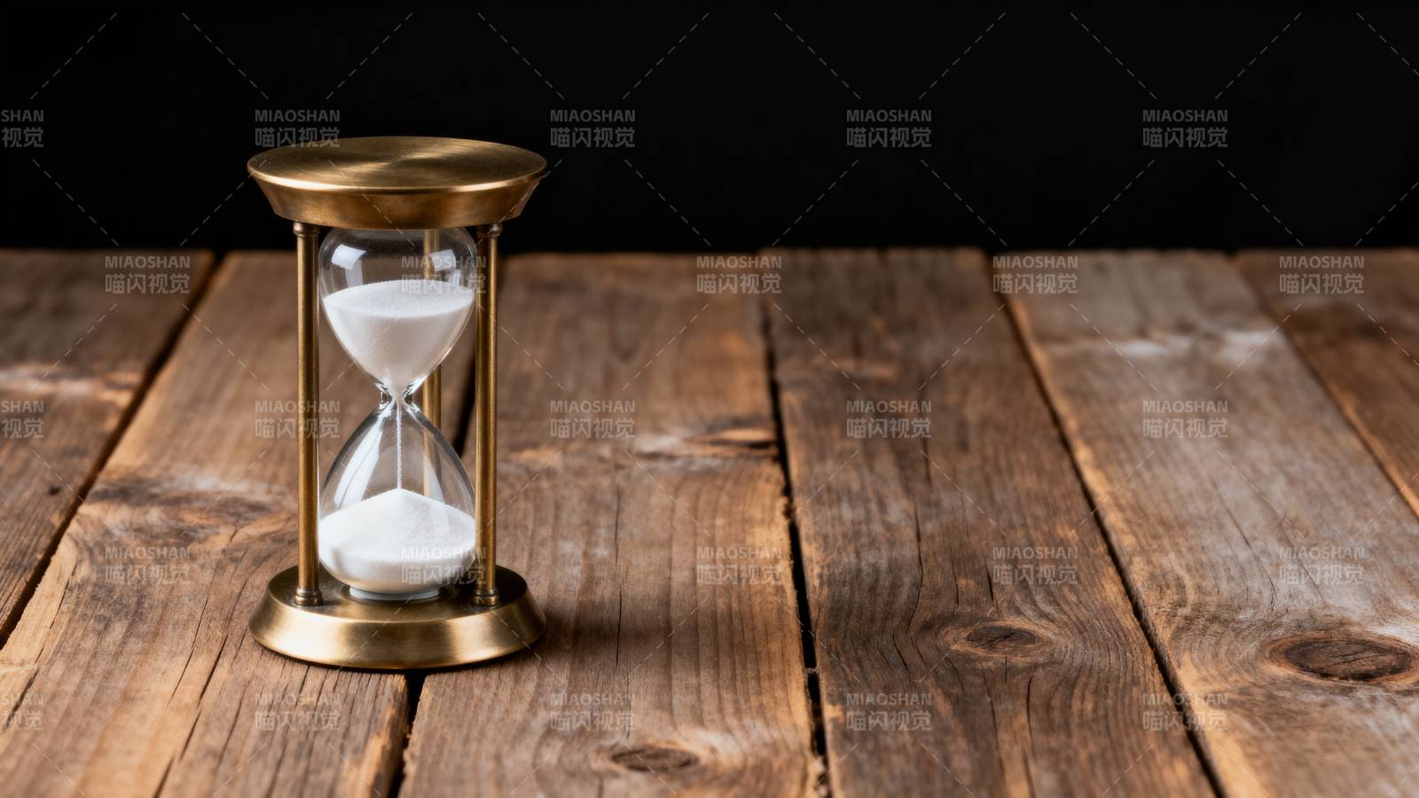 沙漏静置木桌图片