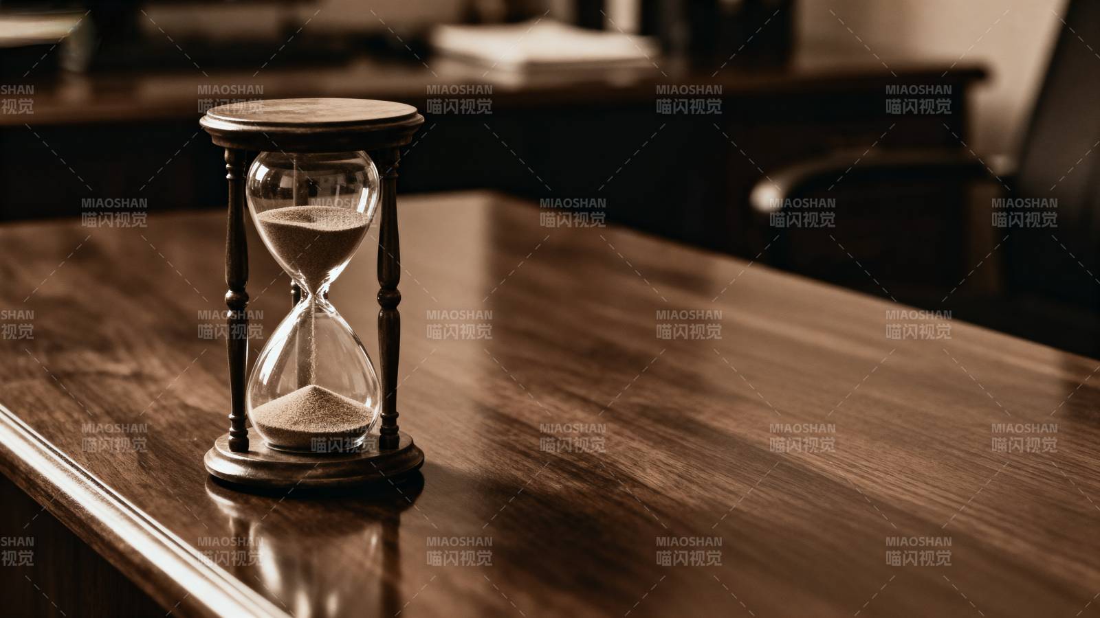 沙漏静置木桌图片