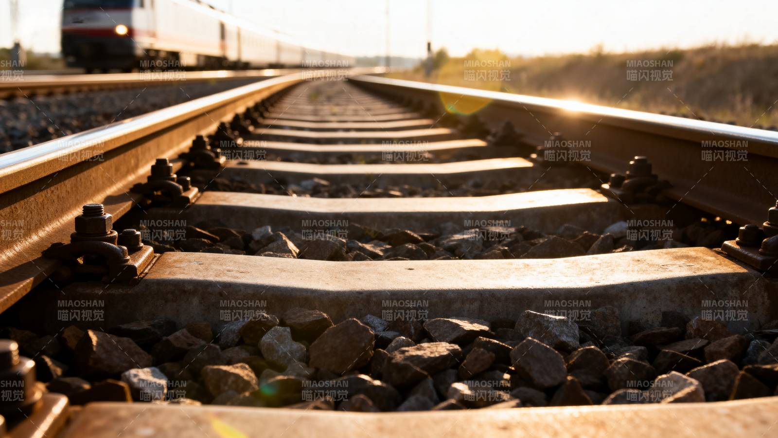 铁轨延伸向远方图片
