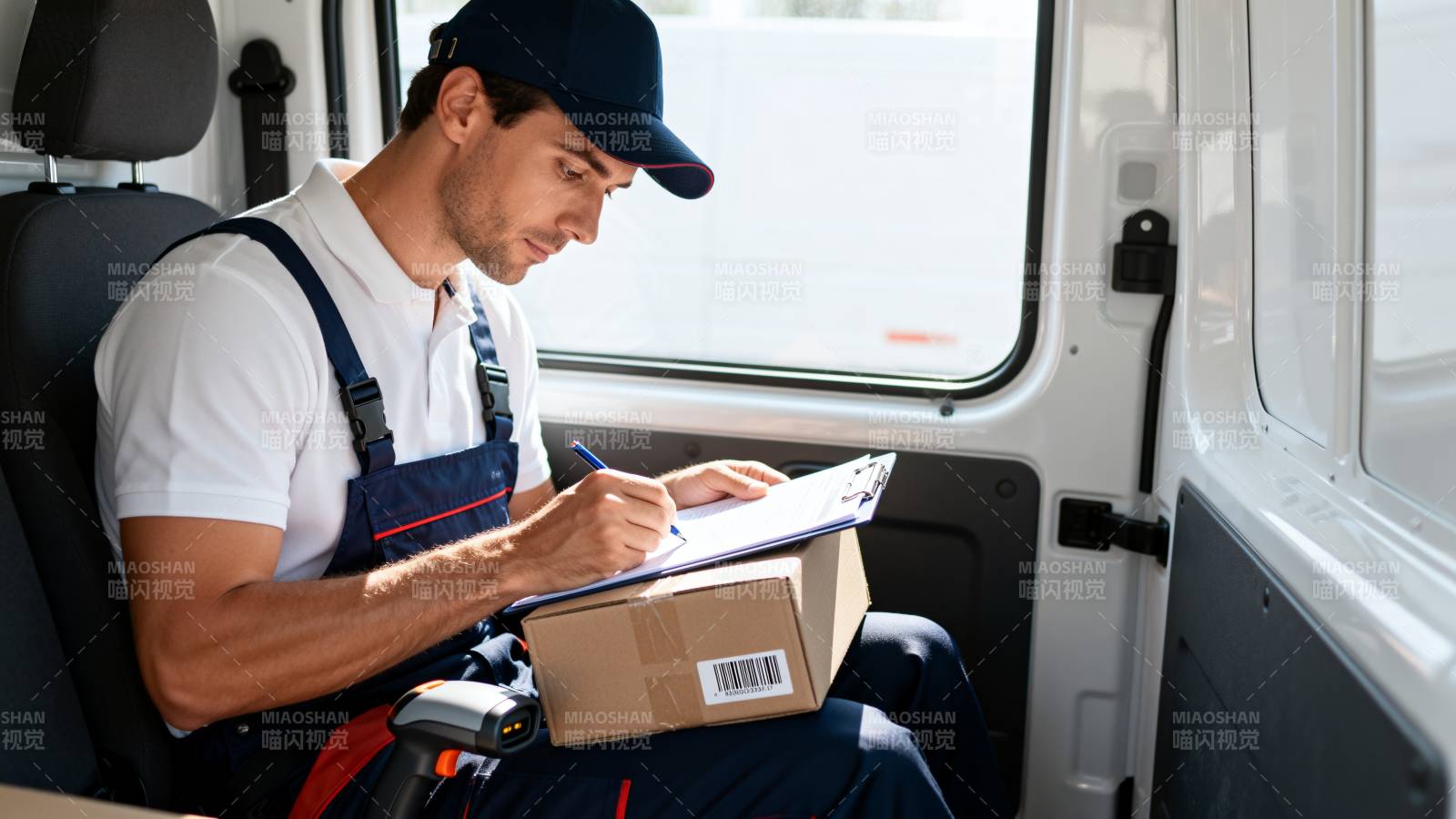 快递员车内核对包裹图片