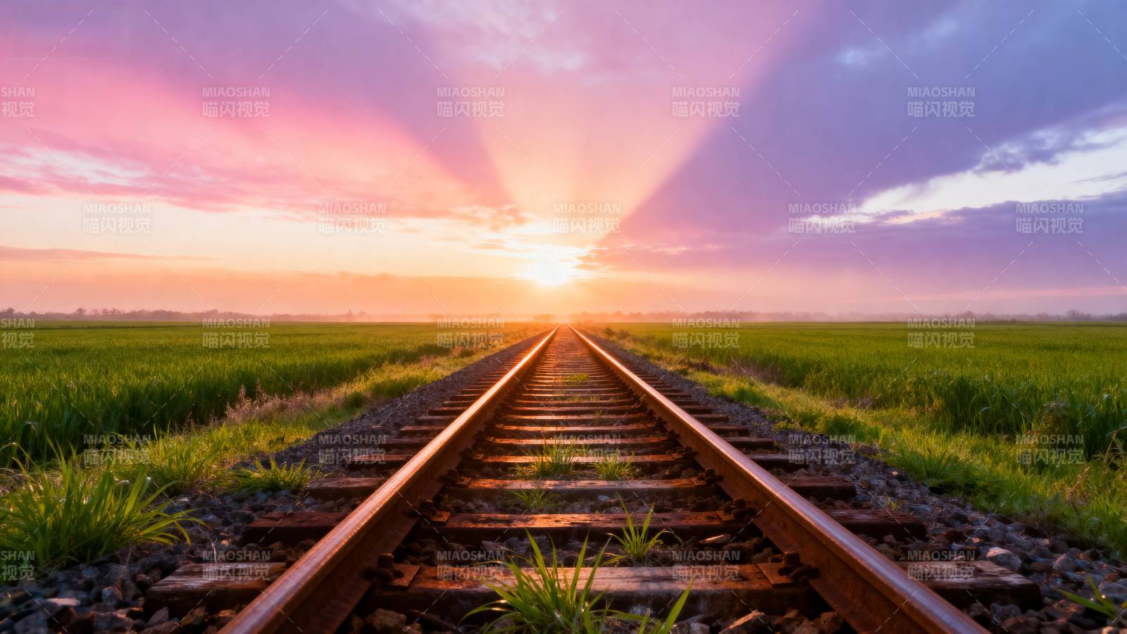 铁轨尽头的夕阳图片