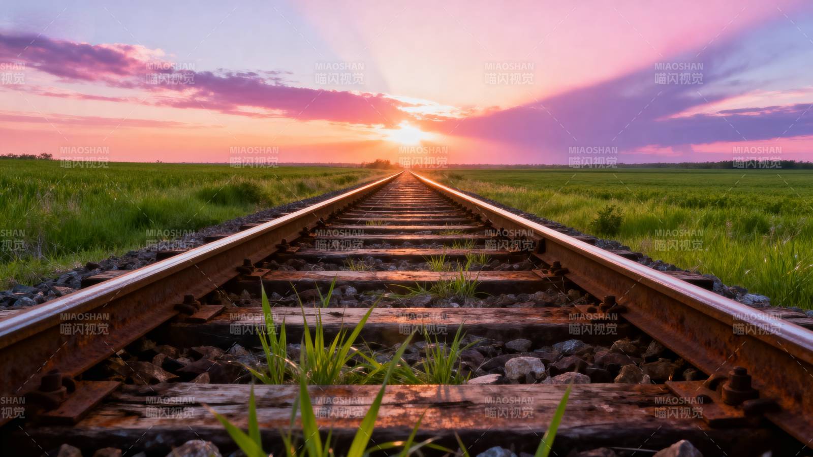 铁轨尽头的夕阳图片